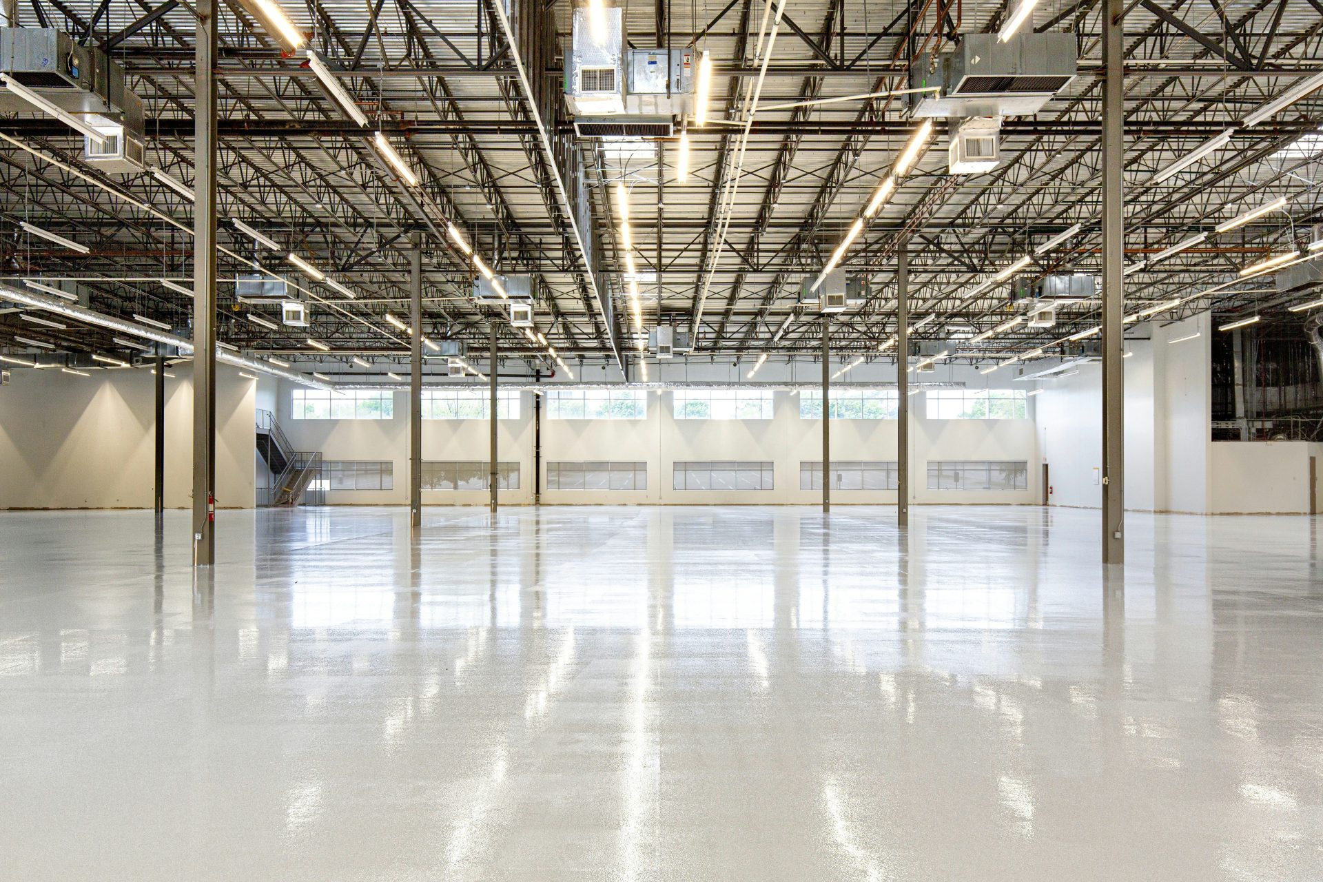 Intérieur d'un entrepôt moderne vide, avec sol en béton poli.