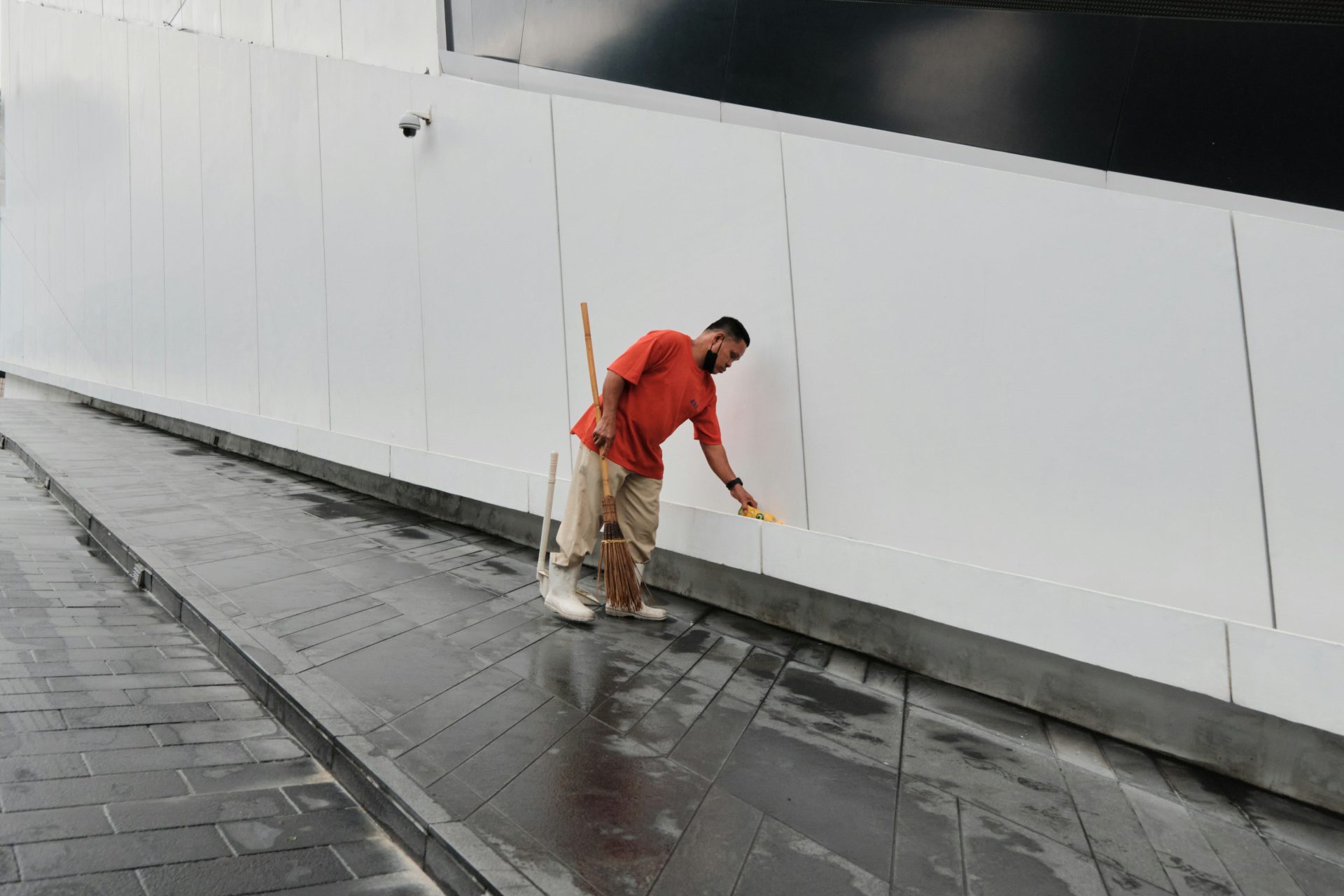Un homme marchant sur un trottoir