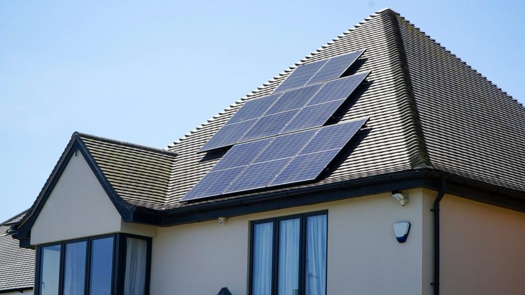 Une maison avec des panneaux solaires
